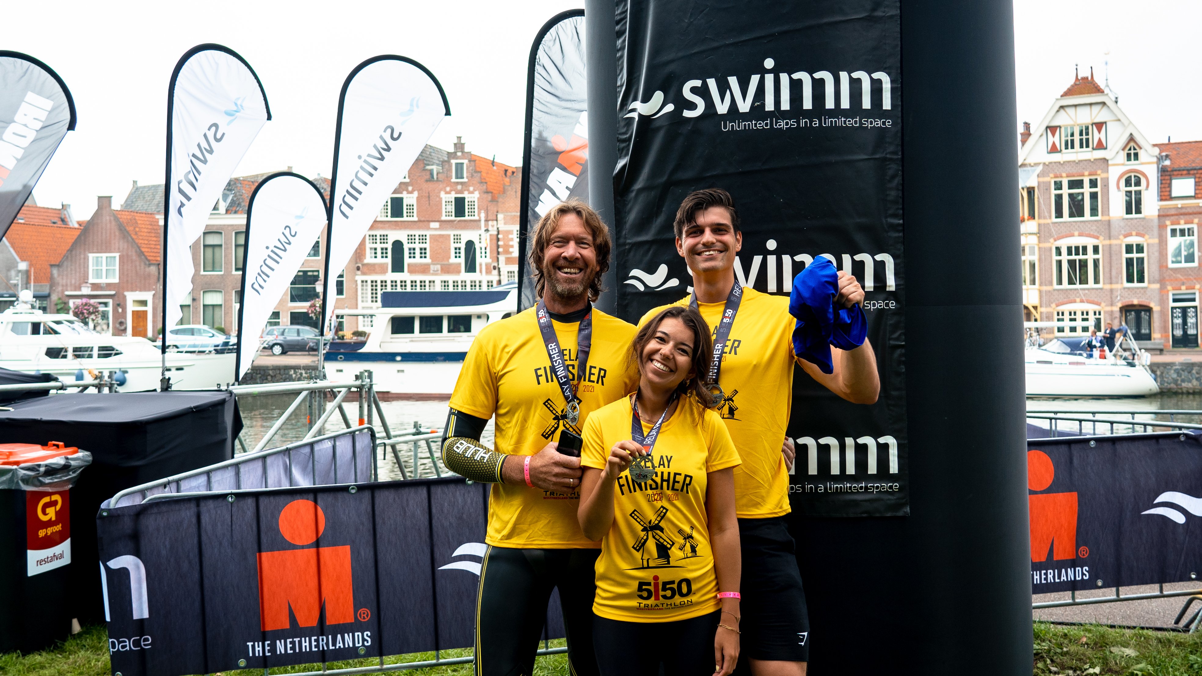 Mark, Luc & Lisa van SWIMM met hun welverdiende medailles na het volbrengen van IRONMAN 5150 in Hoorn.