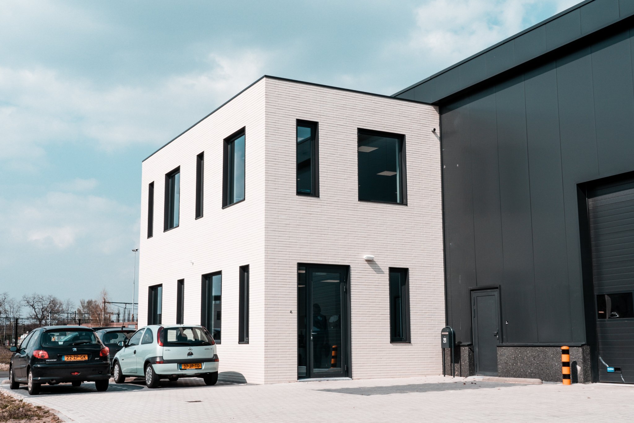 SWIMM's nieuwe hoofdkwartier in Boxtel met kantoorruimte, showroom en productiehal.