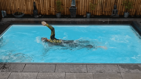 Klein zwembad aanleggen in je tuin - iemand die zwemt in tegenstroom zwembad