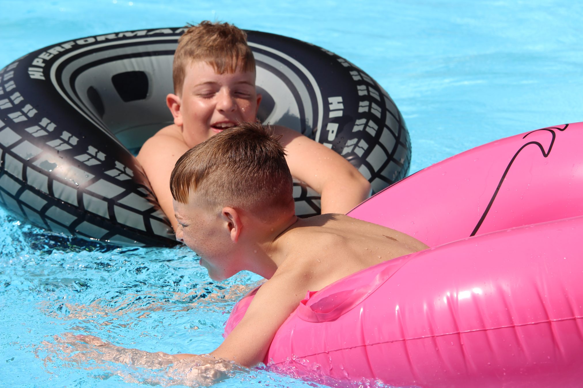 Twee jongens met opblaasbare zwembanden in de Intelligent Pool XL.