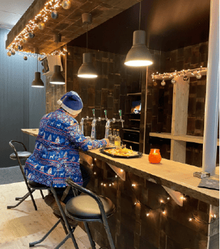 Een SWIMM-medewerker in kerstoutfit tijdens een bedrijfsborrel in het SWIMM-Café.