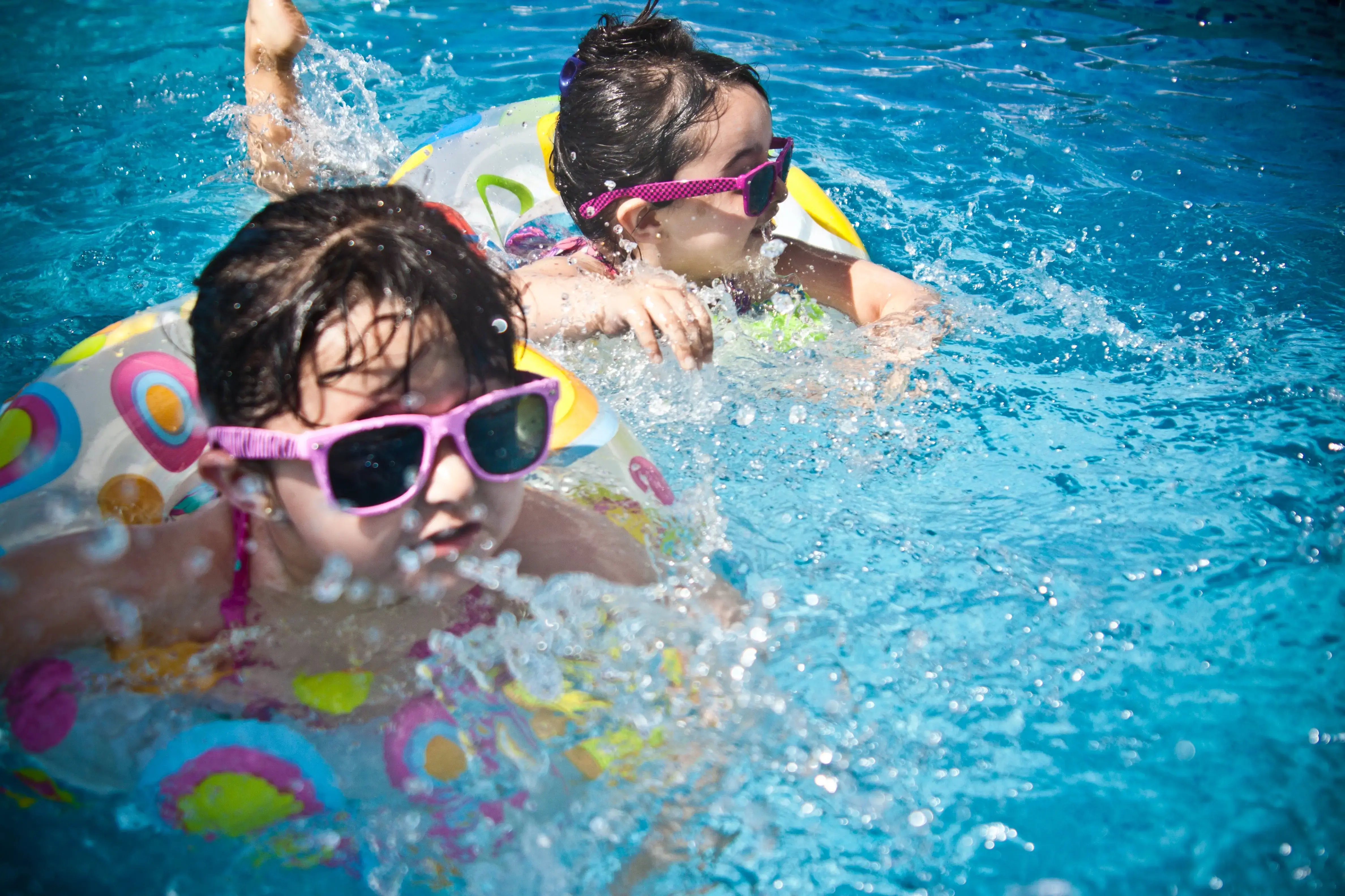 Plunge pool - spelende kinderen in zwembad